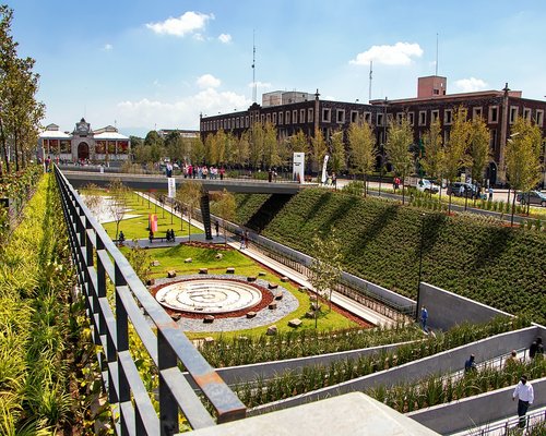 Mujer caminando tranquila por un parque de la ciudad
