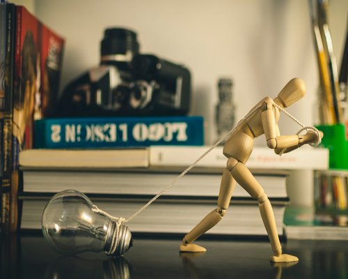 Persona levantándose de su escritorio para caminar